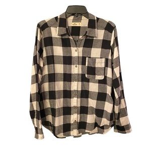 Hollister buffalo plaid button up shirt. Size medium. Very soft and lightweight.